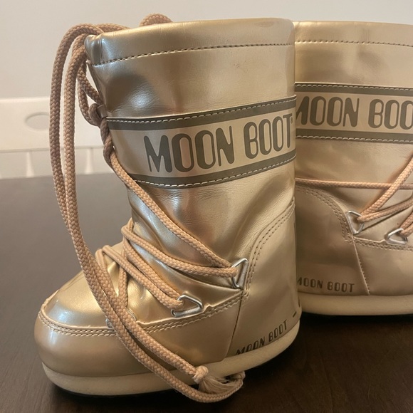 Kids size 7 Moon Boots. Tried on but never fully worn/used.